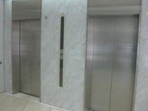 エレベータ前